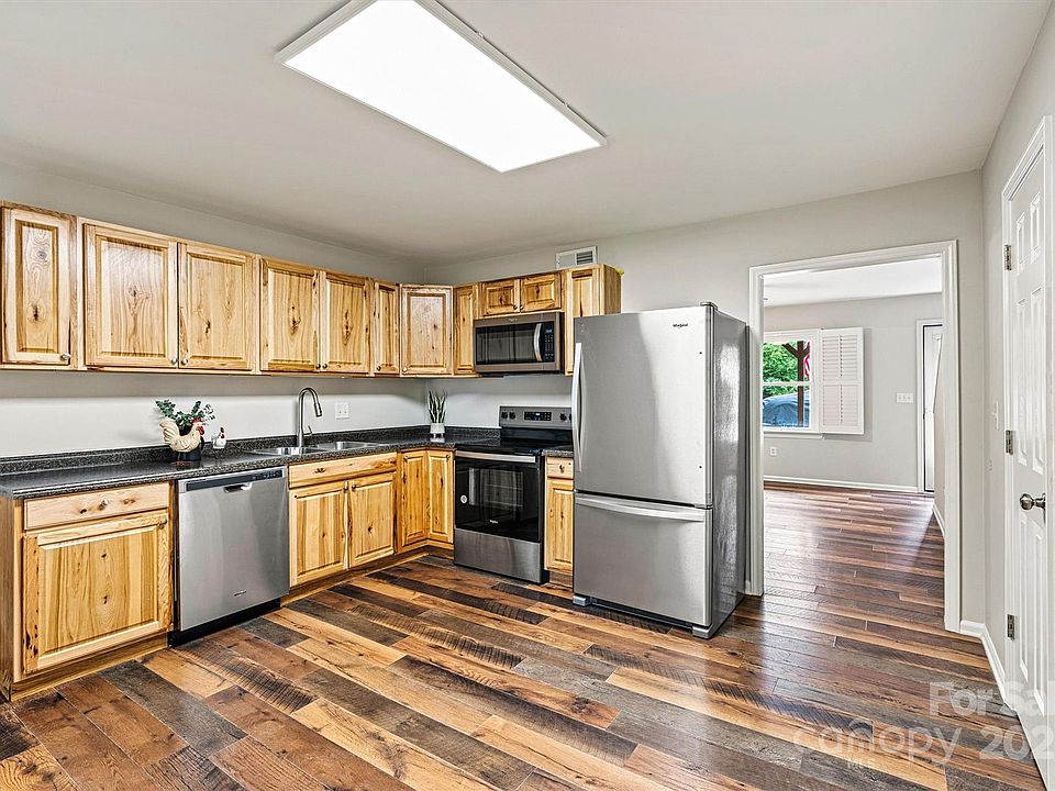 2nd image of 729 10th Ave NE