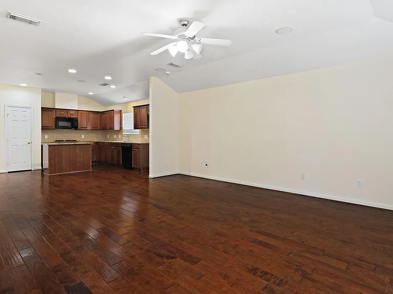 6022 Strong Bank — Photo 17