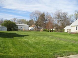 35 W Locust Ave, Charleston, IL 61920