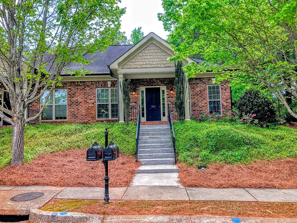 1121 Livingston Trl