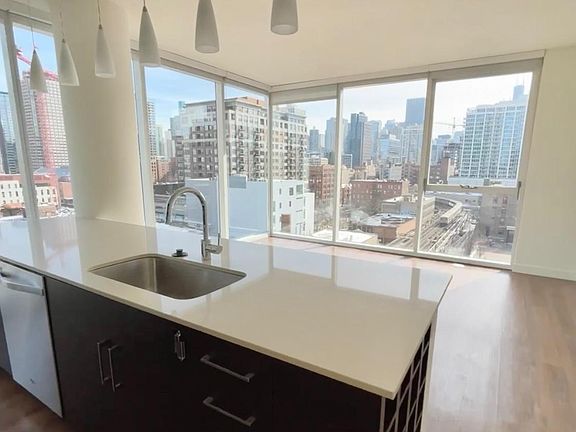 4th image of 950 N Orleans St #806
