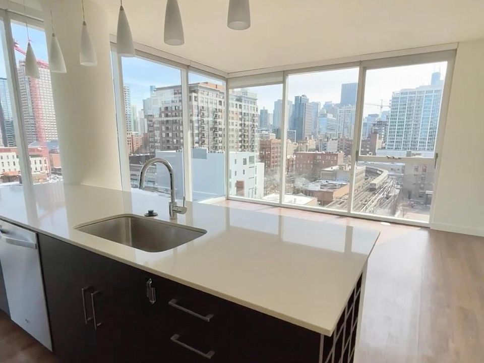 1st image of 950 N Orleans St #206