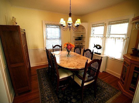 dining room w/hardwood floors