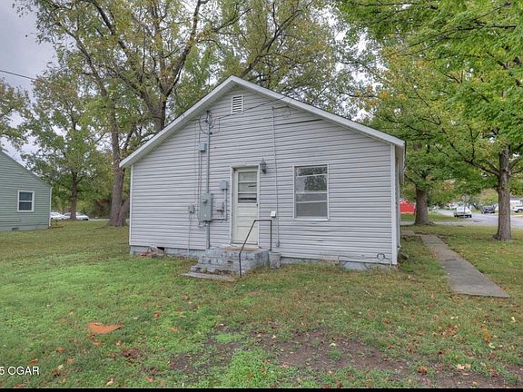 4th image of 702 N Ball St