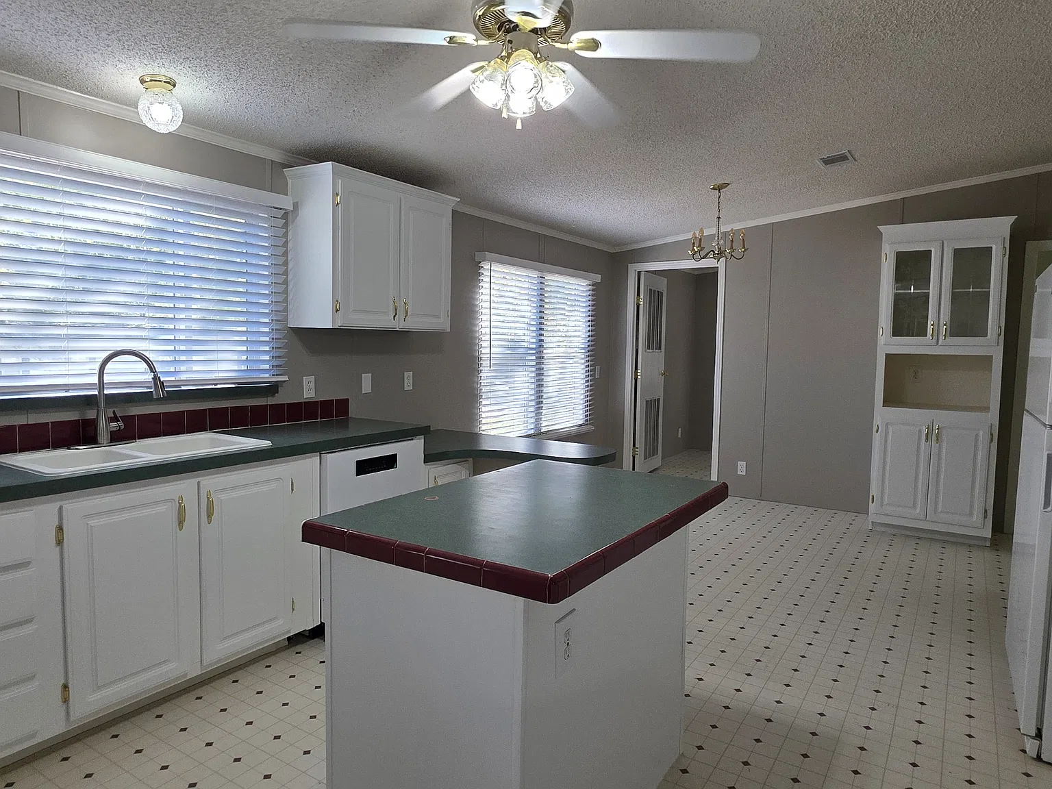 3 bed, 1904 sqft, $1,400 — Photo 4