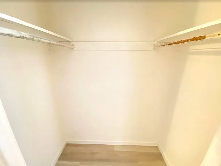 958 Barney St — Photo 11