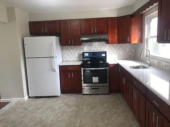5th image of 105 Emmet Ave