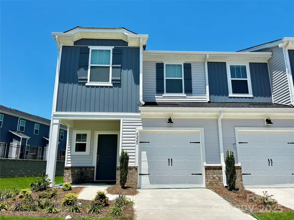 4220 Summit Woods Dr, Charlotte, NC 28216