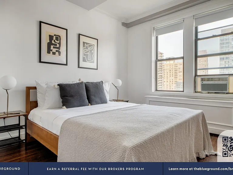210 W 70th St #1502 — Photo 9