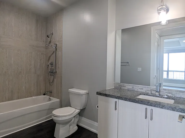 121 King St W — Photo 46