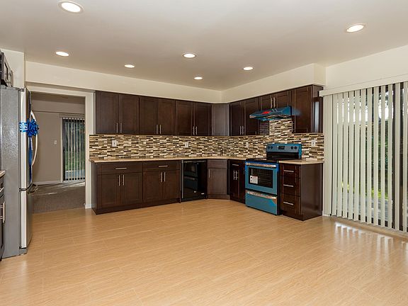 3rd image of 1 Meadowood Dr