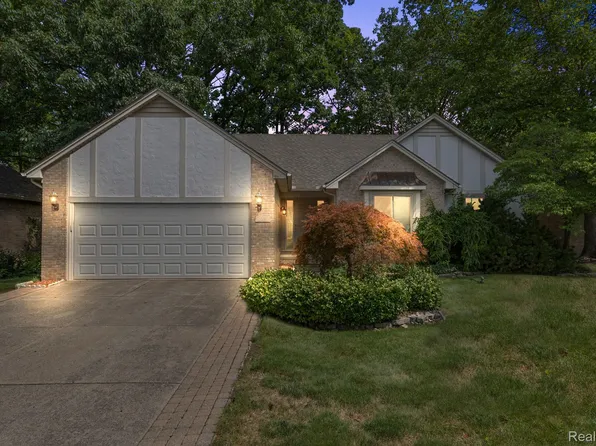 21291 Ridgewood Dr, Clinton Township, MI 48036