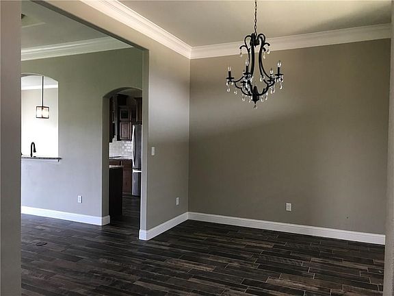 4th image of 290 Southlake Dr
