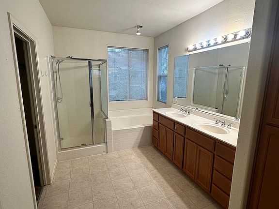 5th image of 2161 Chapman Oak Dr