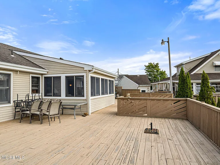 466 E Bay Ave — Photo 28