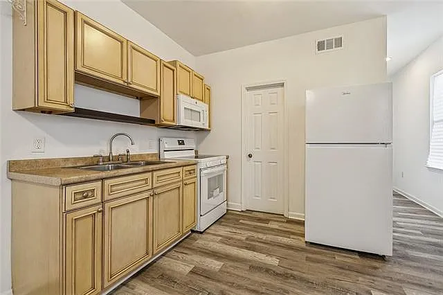2 bed, 1.0 bath, 675 sqft, $1,200 — Photo 3