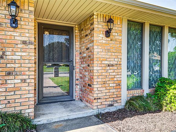 3rd image of 1920 Robin Meadow Dr