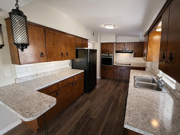 2nd image of 4803 Lynn Ln