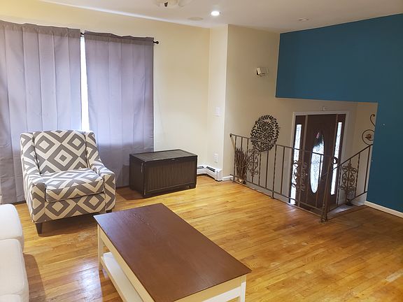 5th image of 207 Dahlia Dr