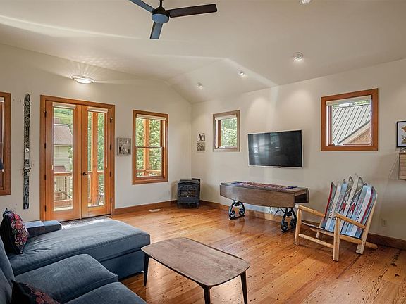 3rd image of 102 Horseshoe Drive