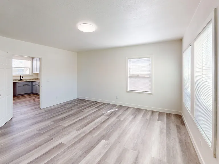 501 W Macarthur Blvd #E — Photo 5
