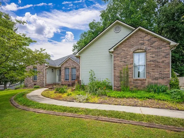 1760 Heathrow Dr, Cookeville, TN 38506