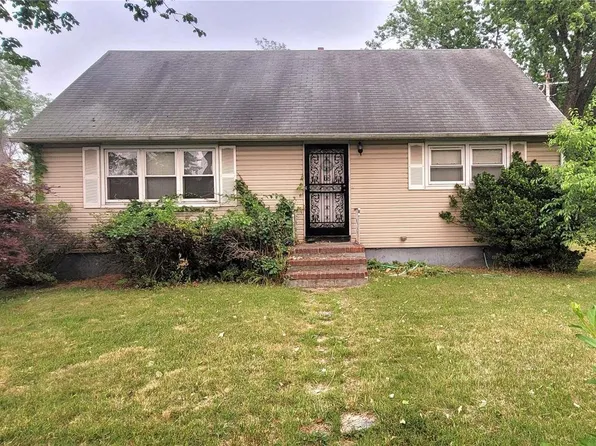 15 Garden Street, East Farmingdale, NY 11735