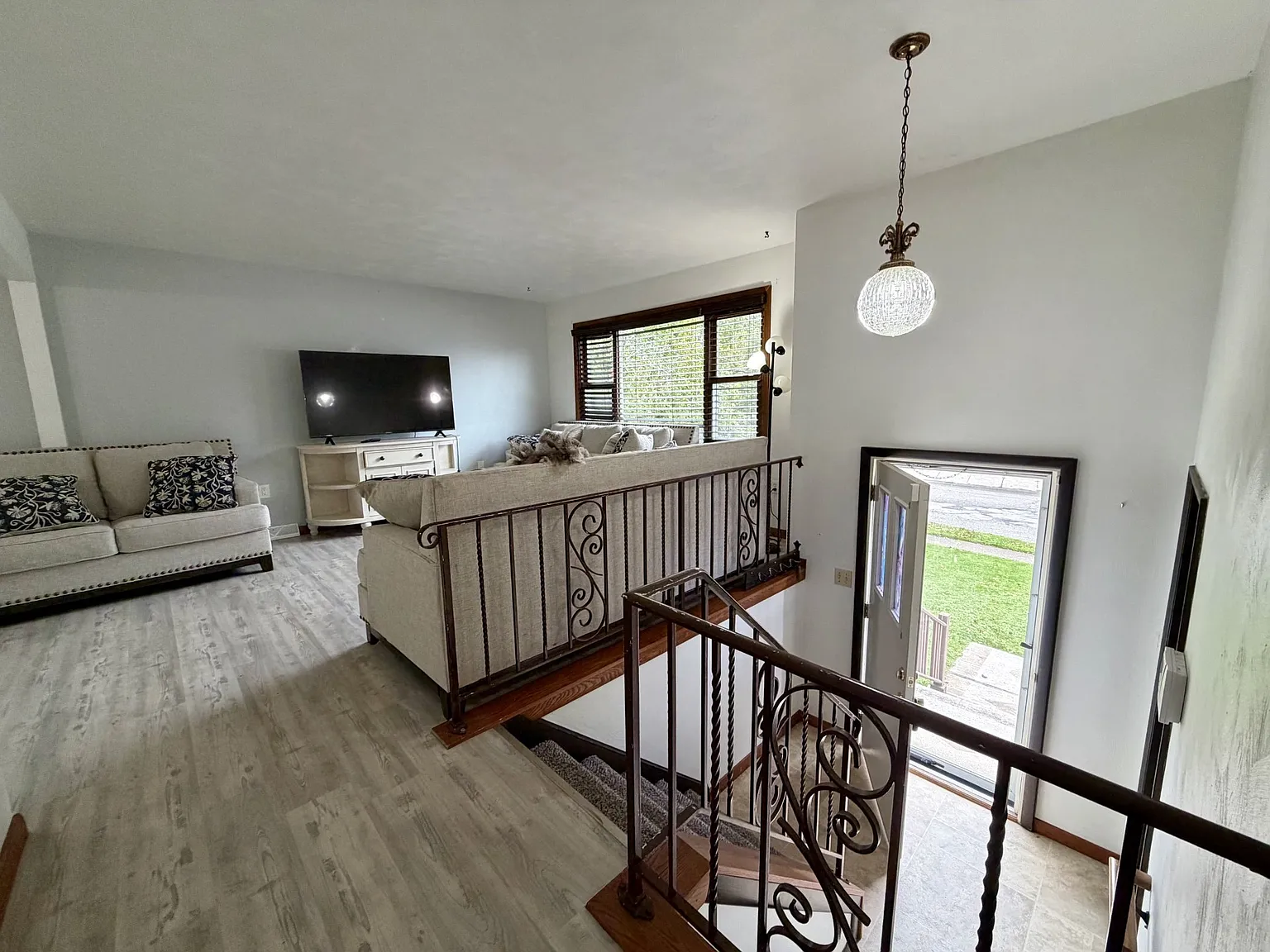 3 bed, 1.5 bath, 1528 sqft, $1,800 — Photo 2