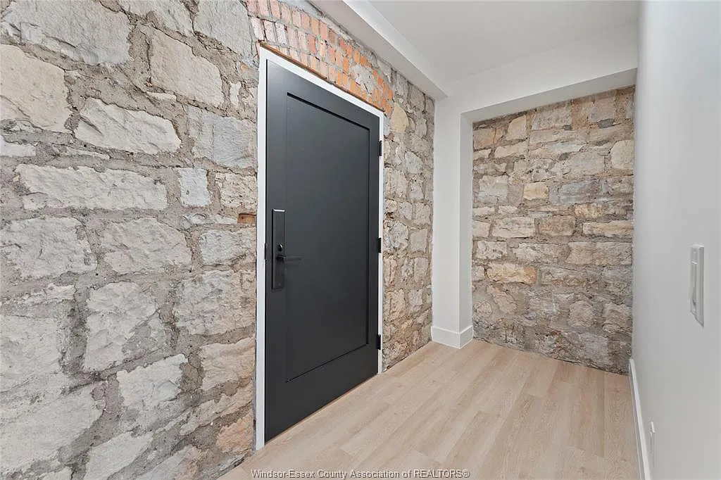 247 Brock St — Photo 3