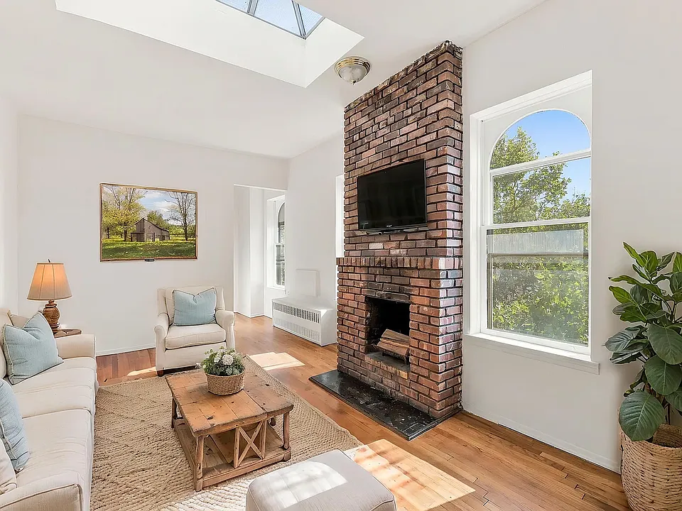 215 8th Ave #11