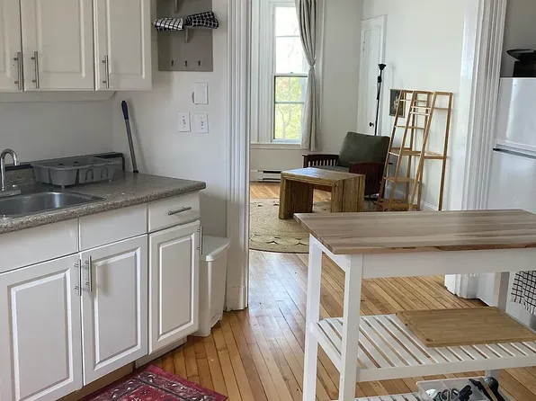 19 Crescent St APT 1, Portland, ME 04102