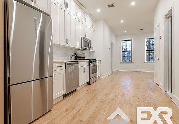 4th image of 928 Hancock St #33