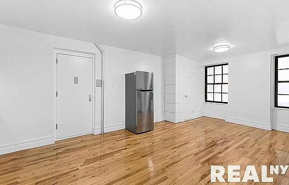 2nd image of 222 W 10th St #B2