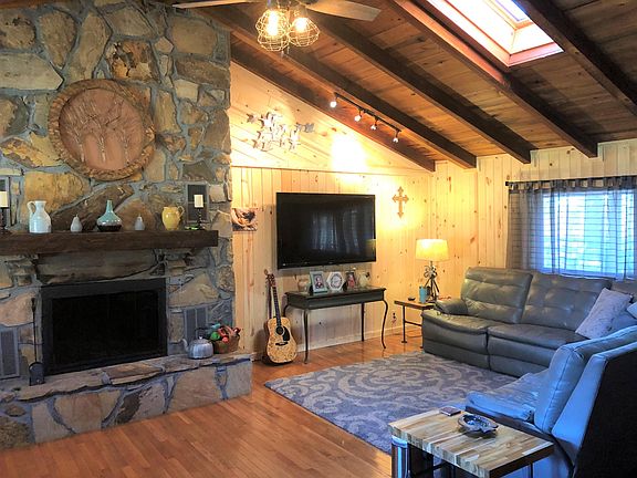 3rd image of 396 Meadow Creek Dr