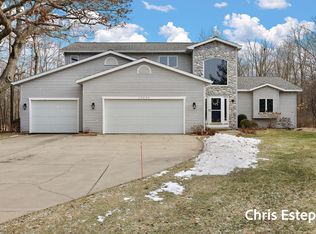 19059 Sioux Dr, Spring Lake, MI 49456