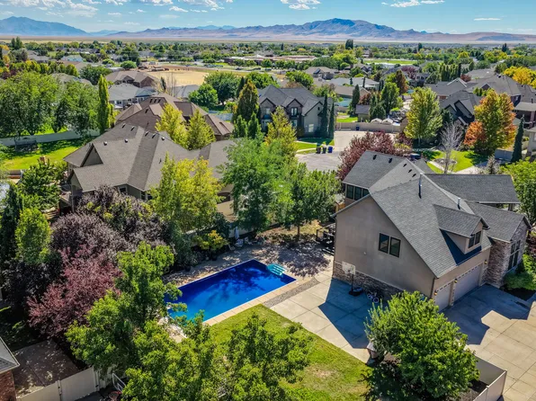 579 W 2400 S, Syracuse, UT 84075
