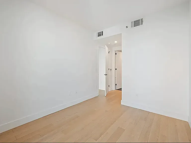 224 W 124th St #1300 — Photo 9