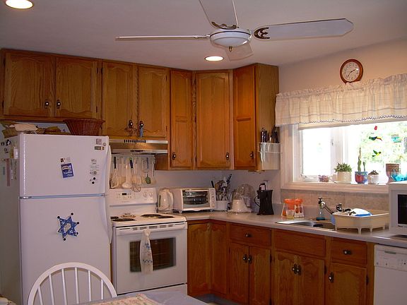 EAT-IN KITCHEN 