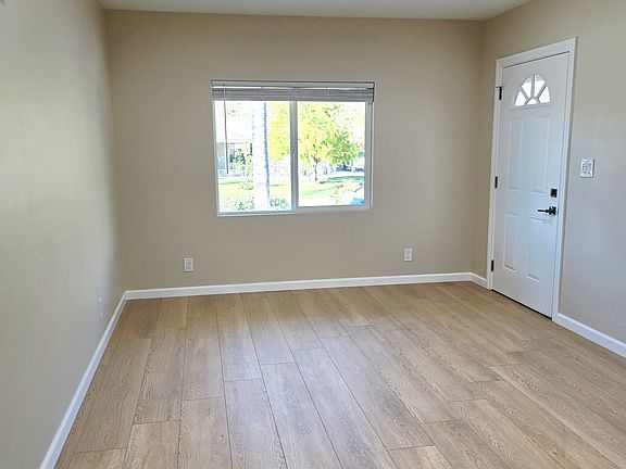 3rd image of 206 Knox Ct