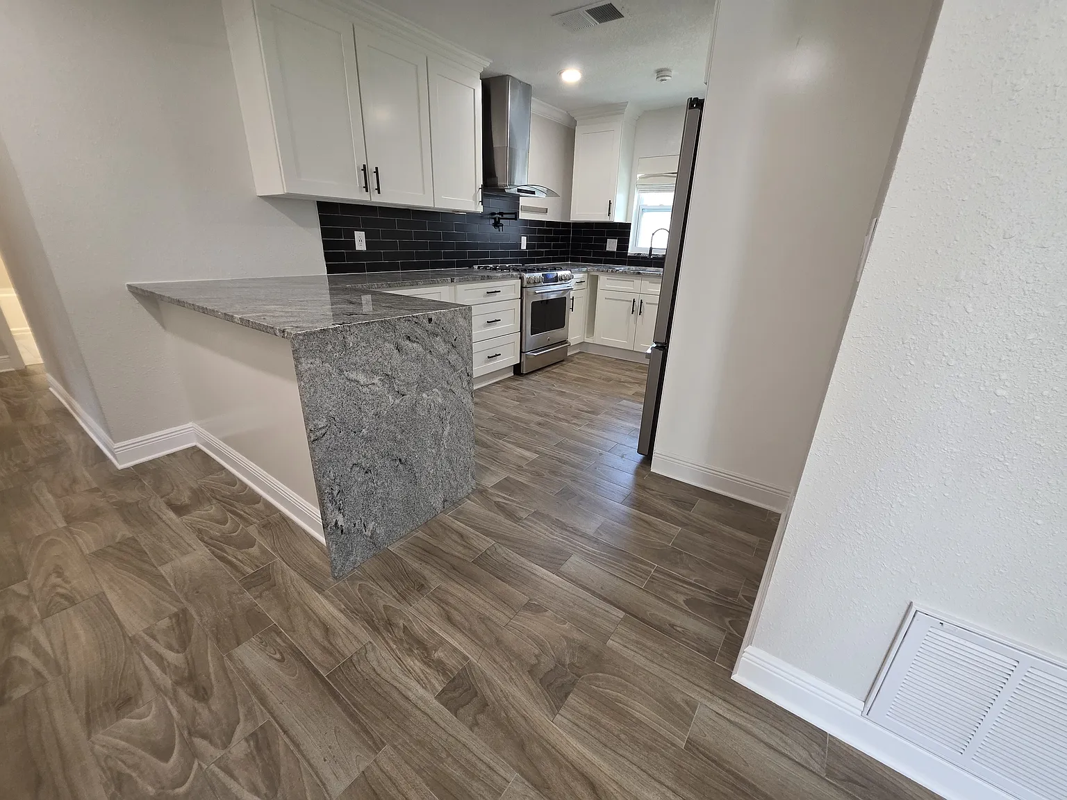 3 bed, 1100 sqft, $2,750 — Photo 2