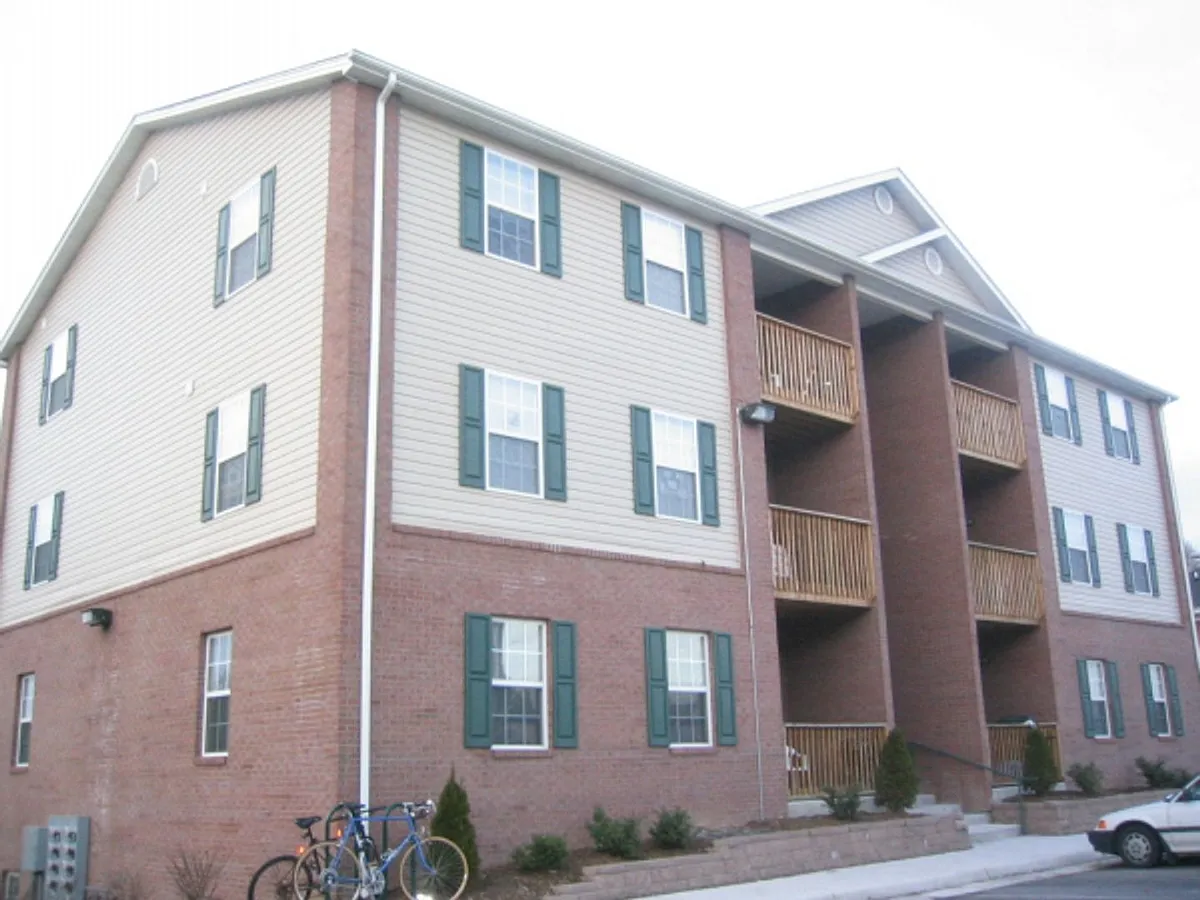 Building Photo - 106 Collegiate Ct #24