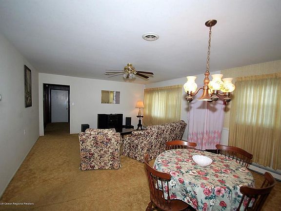 5th image of 299 Harrington Dr N