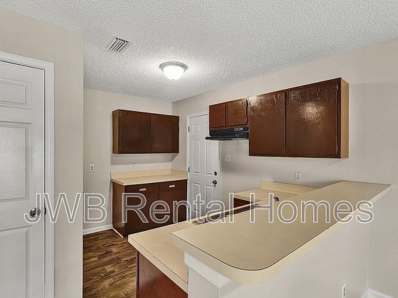 3rd image of 1319 Woods St