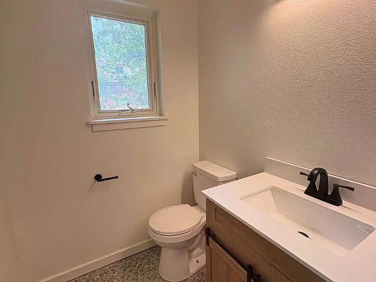 694 Echo Ln — Photo 4