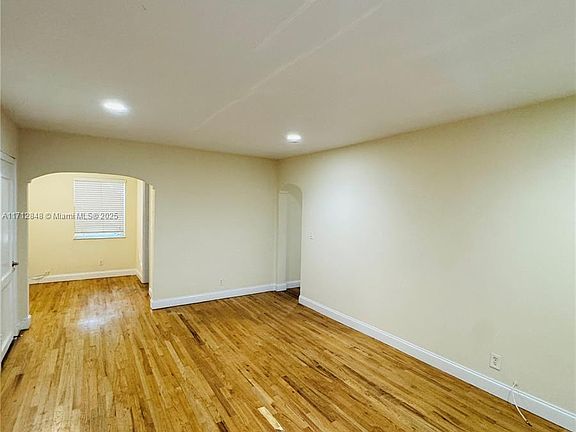 2nd image of 815 W 40th St APT 4