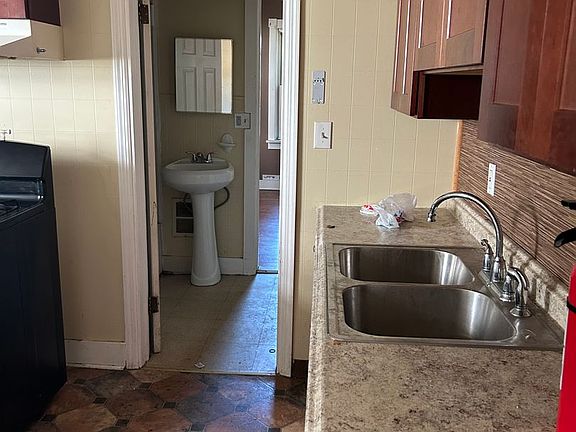 5th image of 18 N 11th St APT 1