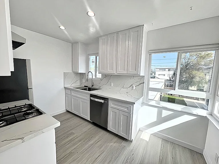 18139 Roscoe Blvd #5 — Photo 5
