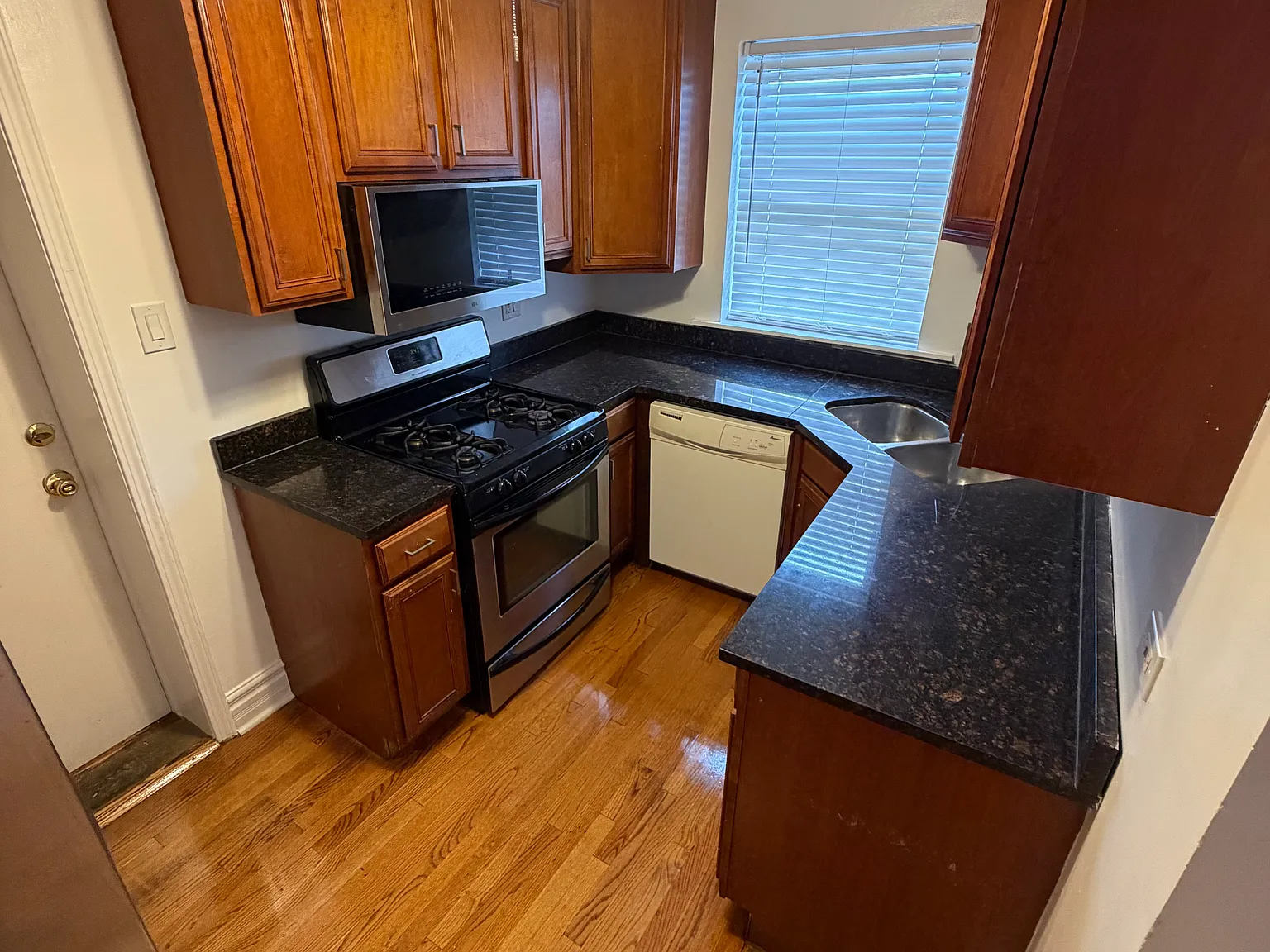 46 N Menard Ave — Photo 3