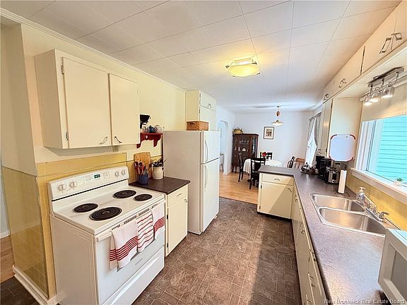 5th image of 157 Saint James St