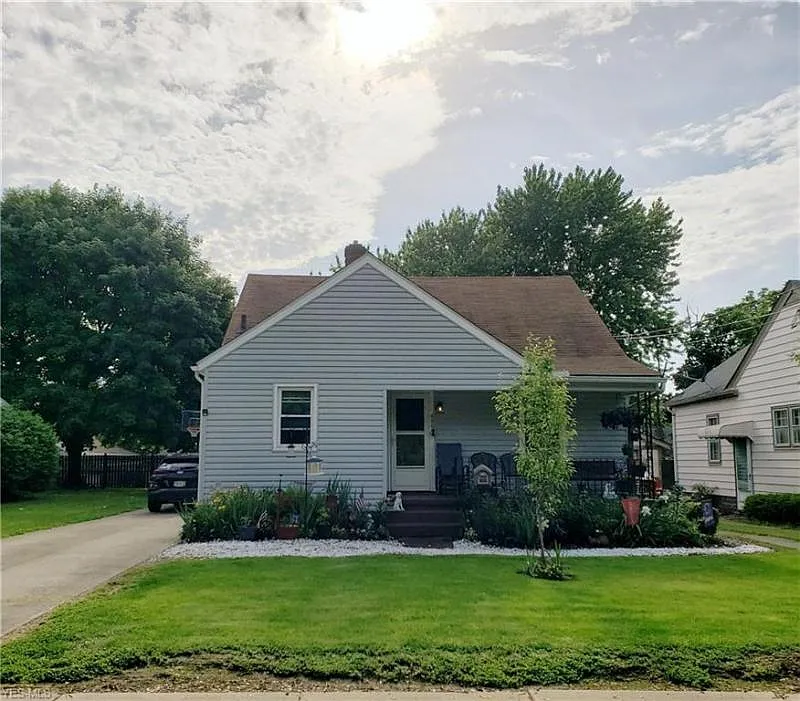 680 Charles Ave photo 1